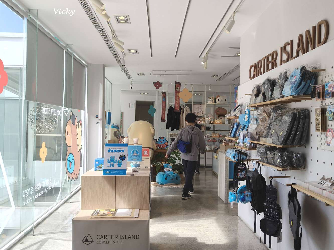 台中西區美食｜奶泡貓咖啡 民權店、卡特島選品店 ：咖波迷的白色夢幻基地！L型純白透明系咖啡廳，超萌造型雞蛋糕，附菜單