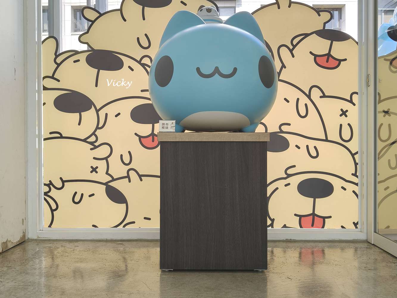 台中西區美食｜奶泡貓咖啡 民權店、卡特島選品店 ：咖波迷的白色夢幻基地！L型純白透明系咖啡廳，超萌造型雞蛋糕，附菜單