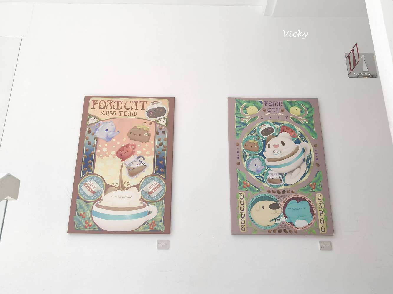 台中西區美食｜奶泡貓咖啡 民權店、卡特島選品店 ：咖波迷的白色夢幻基地！L型純白透明系咖啡廳，超萌造型雞蛋糕，附菜單