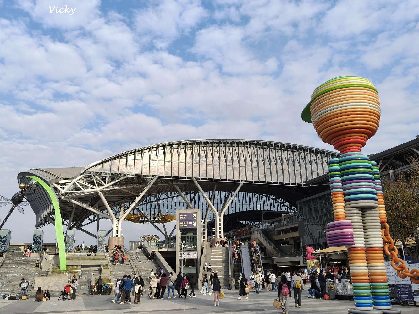 台中西區美食｜奶泡貓咖啡 民權店：咖波迷的白色夢幻基地！L型純白透明系咖啡廳，超萌造型雞蛋糕，附菜單