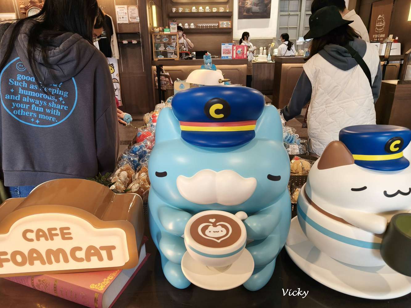 台中西區美食｜奶泡貓咖啡 民權店：咖波迷的白色夢幻基地！L型純白透明系咖啡廳，超萌造型雞蛋糕，附菜單