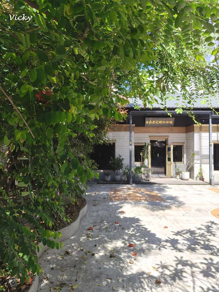 台南老宅蜂大咖啡：隱身民權路巷弄的城市祕境，跳格子、擼貓、享受離塵不離城的時光