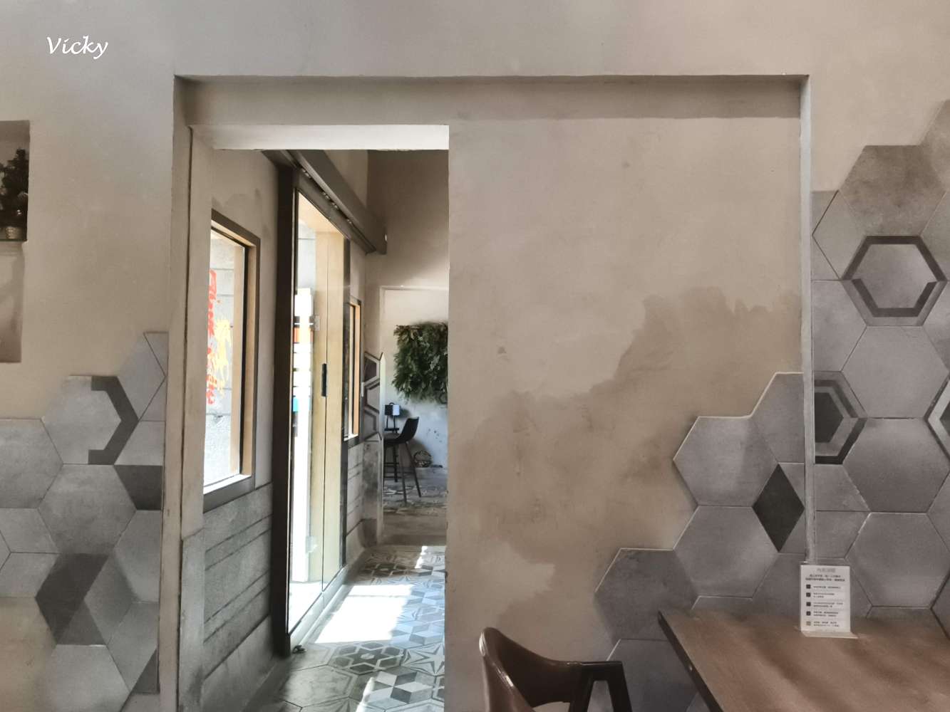 台南老宅蜂大咖啡：隱身民權路巷弄的城市祕境，跳格子、擼貓、享受離塵不離城的時光