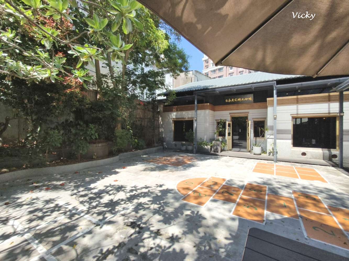 台南老宅蜂大咖啡：隱身民權路巷弄的城市祕境，跳格子、擼貓、享受離塵不離城的時光