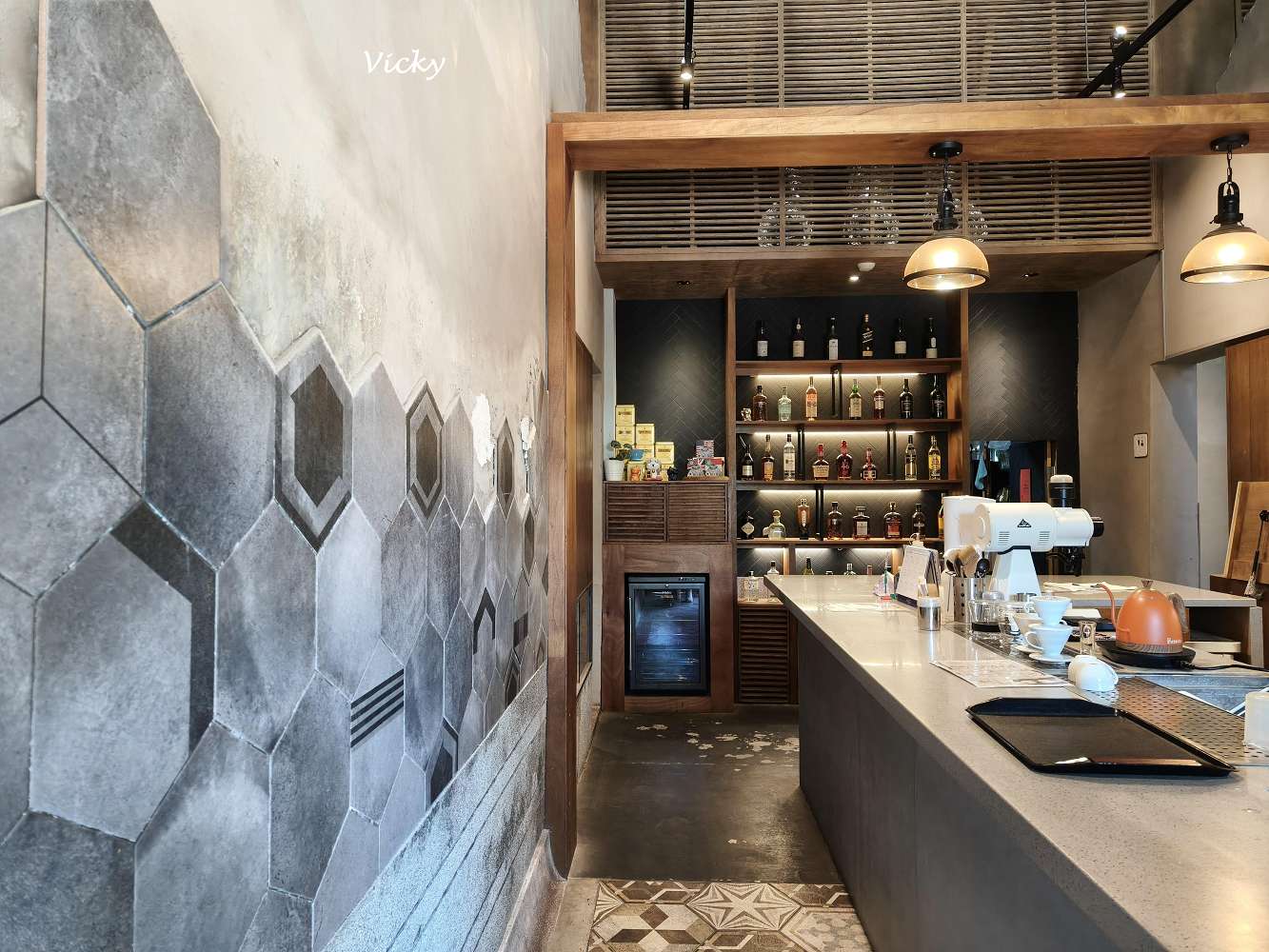 台南老宅蜂大咖啡：隱身民權路巷弄的城市祕境，跳格子、擼貓、享受離塵不離城的時光