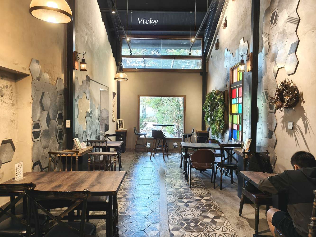 台南老宅蜂大咖啡：隱身民權路巷弄的城市祕境，跳格子、擼貓、享受離塵不離城的時光