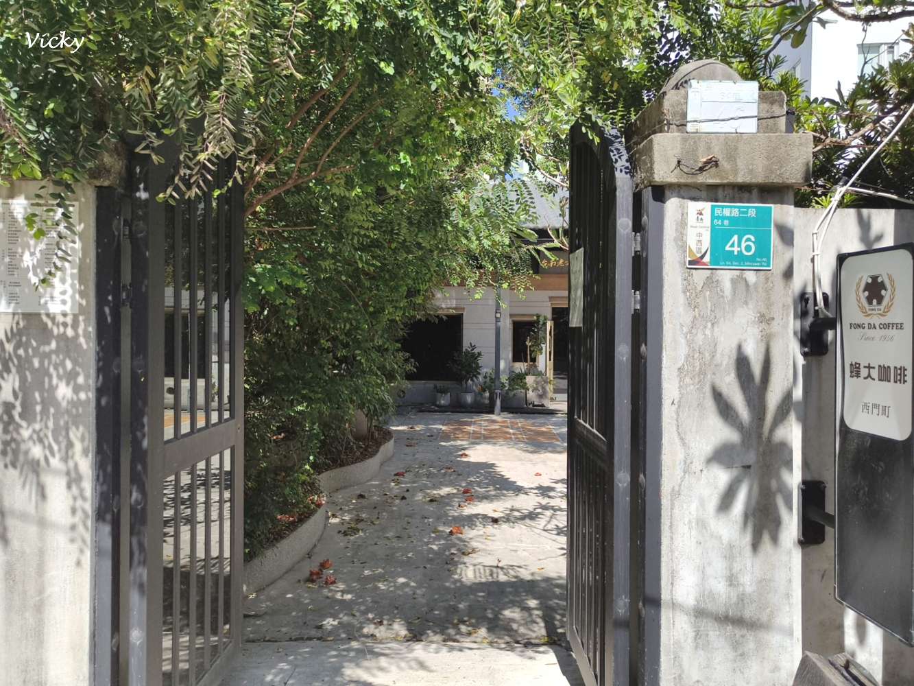 台南老宅蜂大咖啡：隱身民權路巷弄的城市祕境，跳格子、擼貓、享受離塵不離城的時光