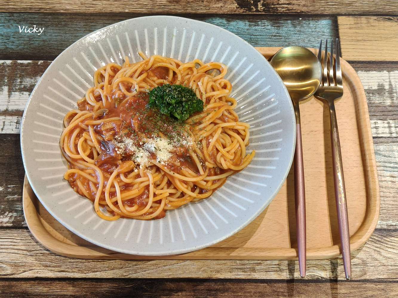 台南老宅蜂大咖啡：隱身民權路巷弄的城市祕境，跳格子、擼貓、享受離塵不離城的時光