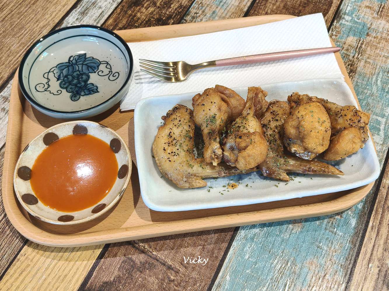 台南老宅蜂大咖啡：隱身民權路巷弄的城市祕境，跳格子、擼貓、享受離塵不離城的時光