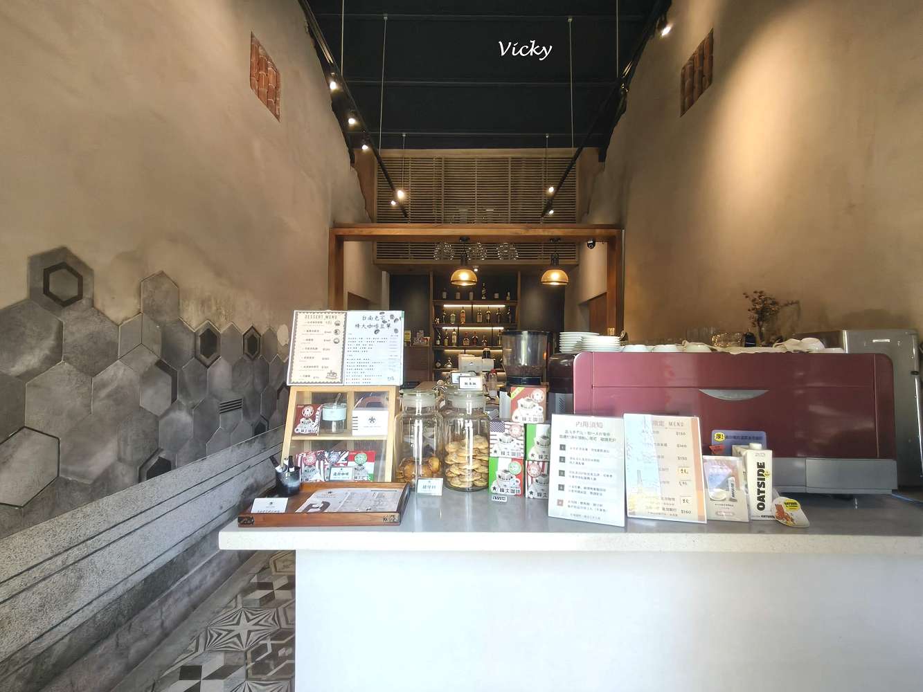 台南老宅蜂大咖啡：隱身民權路巷弄的城市祕境，跳格子、擼貓、享受離塵不離城的時光