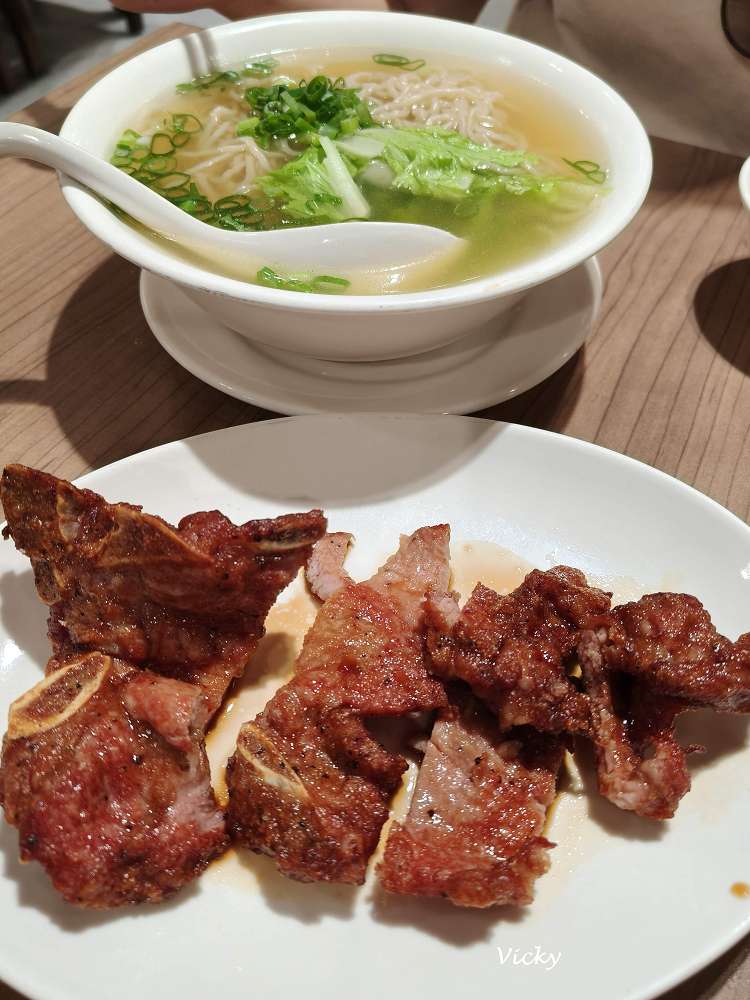 台南小籠湯包推薦︱滬品上海湯包：新址！好停車、餐點多樣化，家庭聚餐首選，附菜單