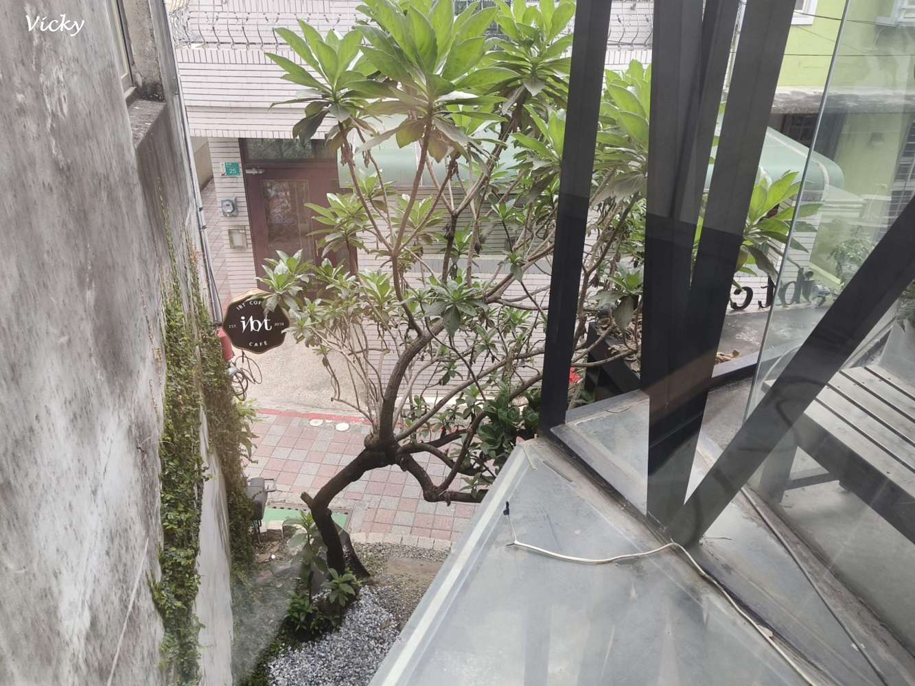 台南中西區咖啡廳推薦｜IBT COffee：隱身老宅的工業風秘境，別有洞天的設計美學，在溫潤工業風中享受靜謐的午後時光