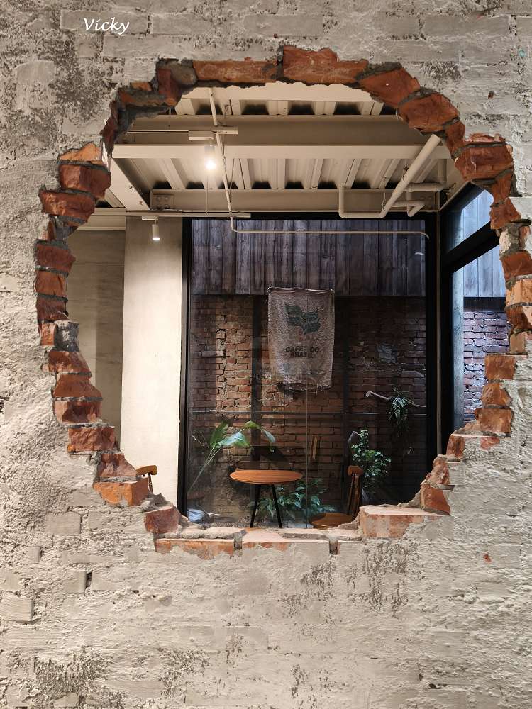 台南中西區咖啡廳推薦｜IBT COffee：隱身老宅的工業風秘境，別有洞天的設計美學，在溫潤工業風中享受靜謐的午後時光
