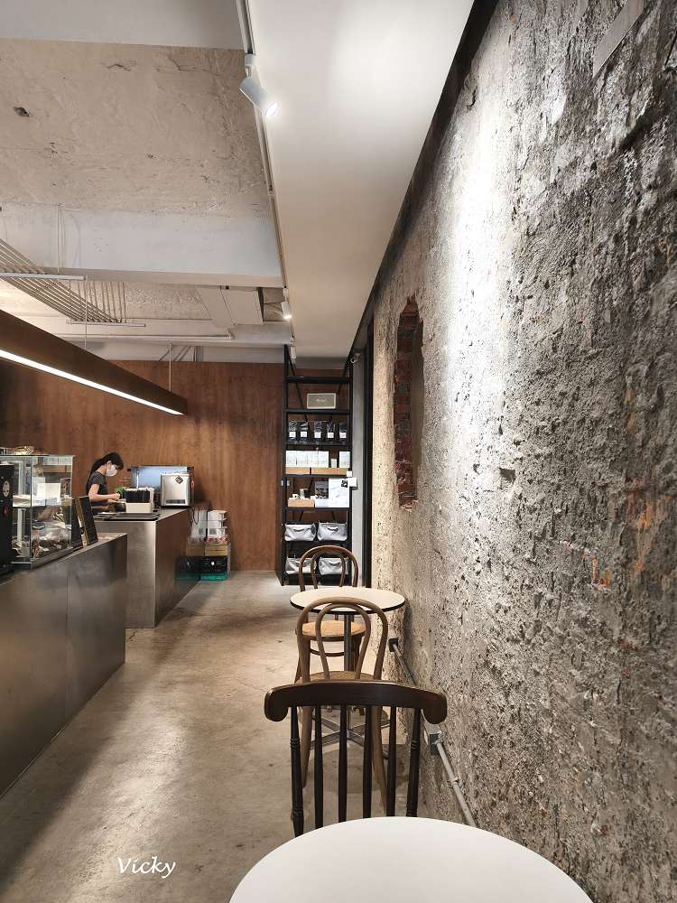 台南中西區咖啡廳推薦｜IBT COffee：隱身老宅的工業風秘境，別有洞天的設計美學，在溫潤工業風中享受靜謐的午後時光
