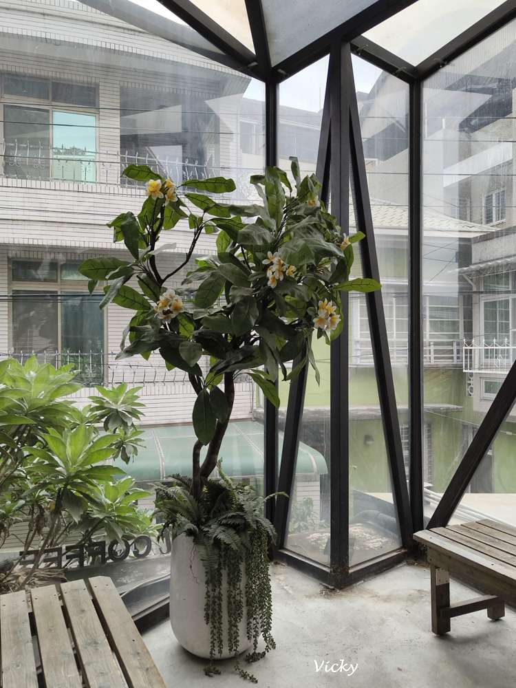 台南中西區咖啡廳推薦｜IBT COffee：隱身老宅的工業風秘境，別有洞天的設計美學，在溫潤工業風中享受靜謐的午後時光