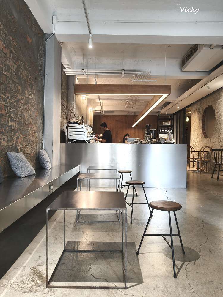 台南中西區咖啡廳推薦｜IBT COffee：隱身老宅的工業風秘境，別有洞天的設計美學，在溫潤工業風中享受靜謐的午後時光