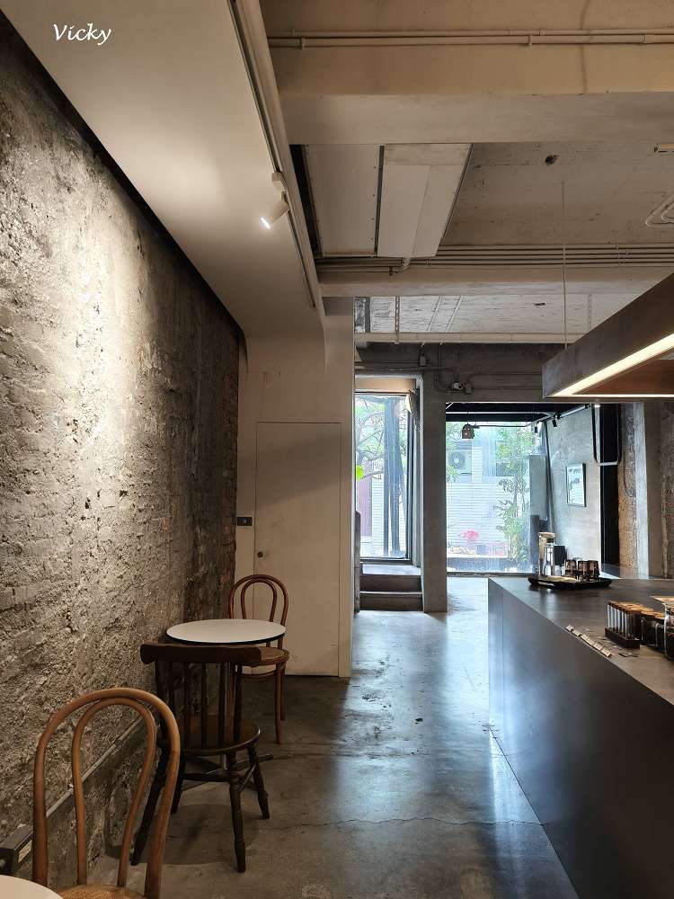 台南中西區咖啡廳推薦｜IBT COffee：隱身老宅的工業風秘境，別有洞天的設計美學，在溫潤工業風中享受靜謐的午後時光