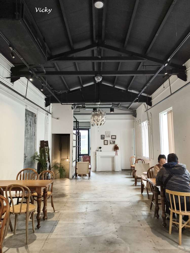 台南中西區咖啡廳推薦｜IBT COffee：隱身老宅的工業風秘境，別有洞天的設計美學，在溫潤工業風中享受靜謐的午後時光