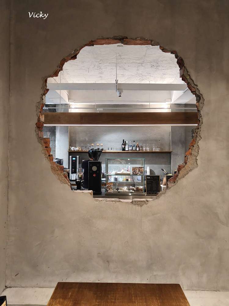 台南中西區咖啡廳推薦｜IBT COffee：隱身老宅的工業風秘境，別有洞天的設計美學，在溫潤工業風中享受靜謐的午後時光