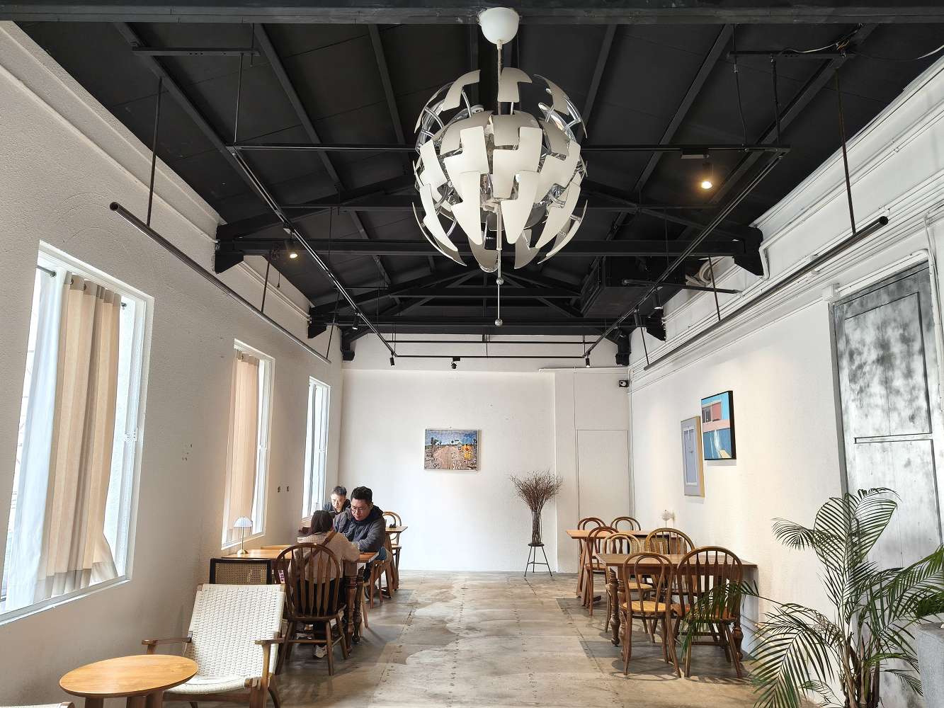 台南中西區咖啡廳推薦｜IBT COffee：隱身老宅的工業風秘境，別有洞天的設計美學，在溫潤工業風中享受靜謐的午後時光