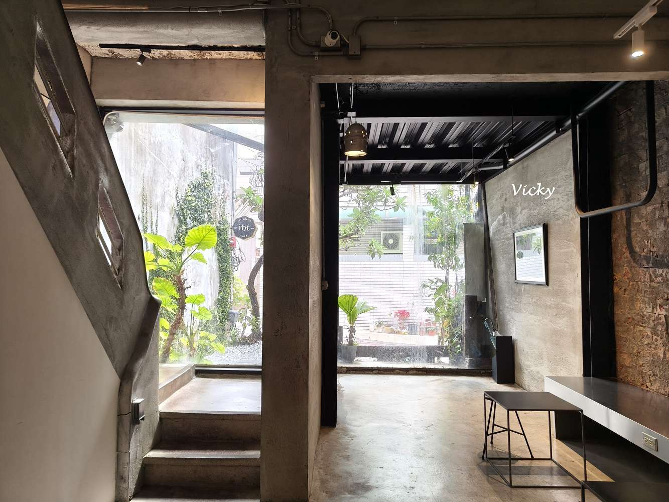 台南中西區咖啡廳推薦｜IBT COffee：隱身老宅的工業風秘境，別有洞天的設計美學，在溫潤工業風中享受靜謐的午後時光