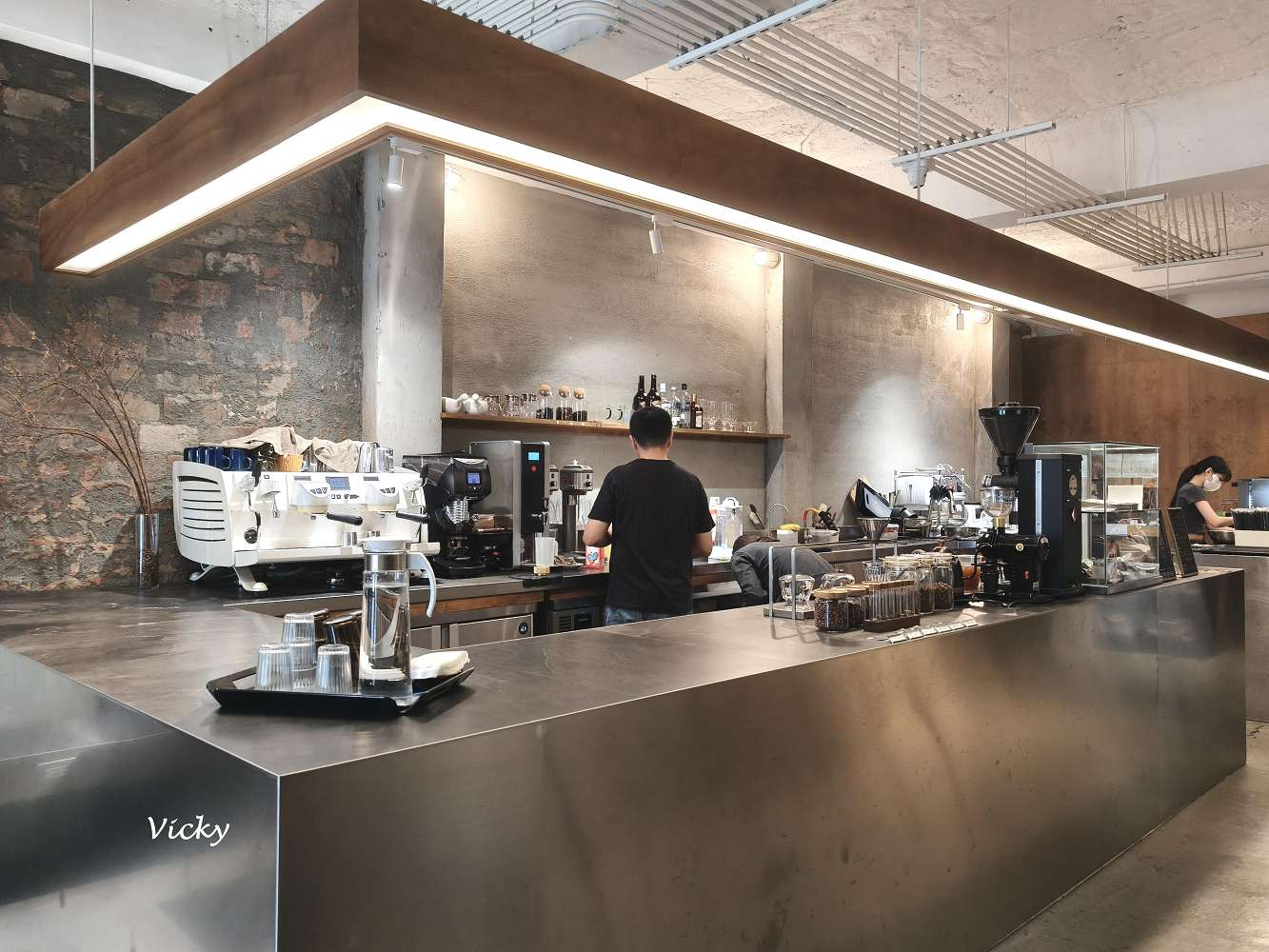 台南中西區咖啡廳推薦｜IBT COffee：隱身老宅的工業風秘境，別有洞天的設計美學，在溫潤工業風中享受靜謐的午後時光