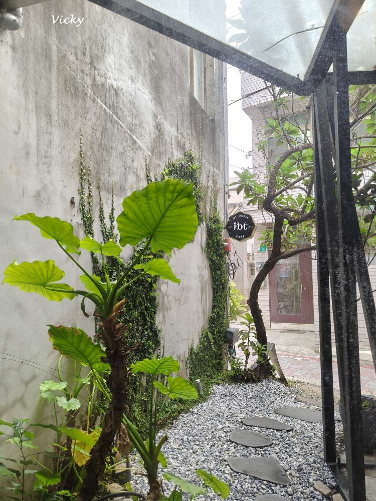 台南中西區咖啡廳推薦｜IBT COffee：隱身老宅的工業風秘境，別有洞天的設計美學，在溫潤工業風中享受靜謐的午後時光