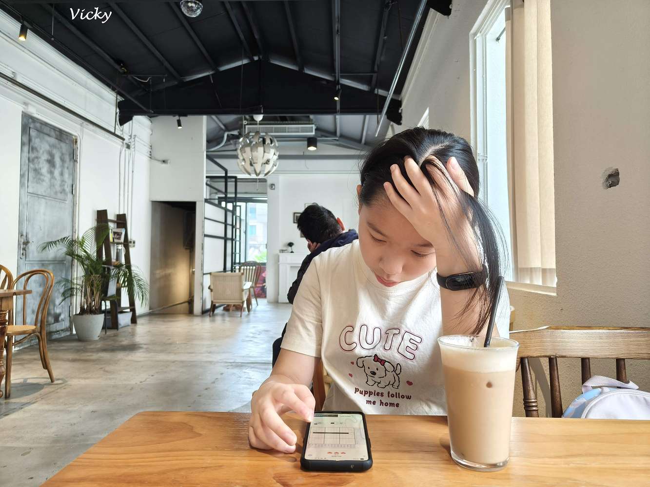 台南中西區咖啡廳推薦｜IBT COffee：隱身老宅的工業風秘境，別有洞天的設計美學，在溫潤工業風中享受靜謐的午後時光