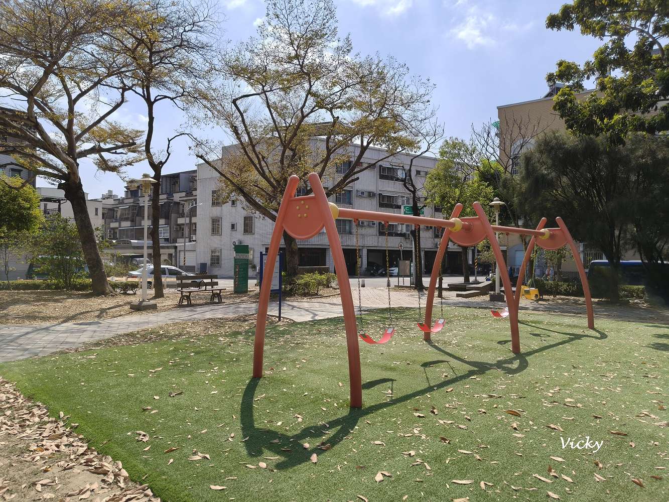 台南特色公園推薦｜仁安公園：巨型黃色高塔溜滑梯，孩子們的完美放電天堂！