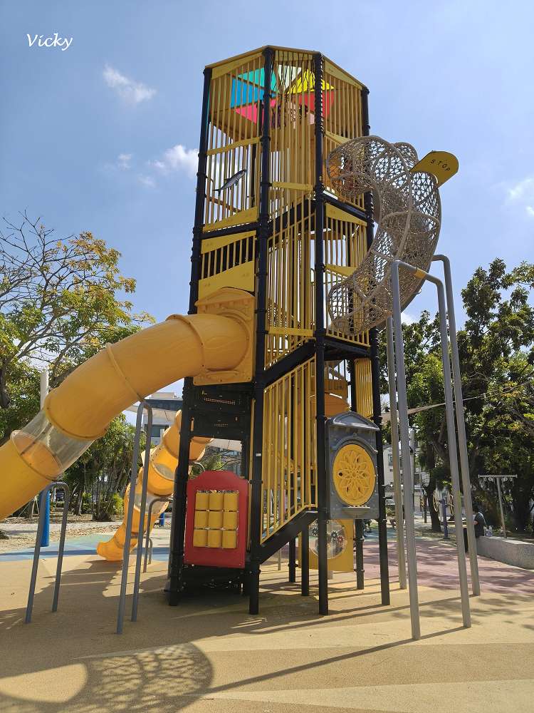 台南特色公園推薦｜仁安公園：巨型黃色高塔溜滑梯，孩子們的完美放電天堂！