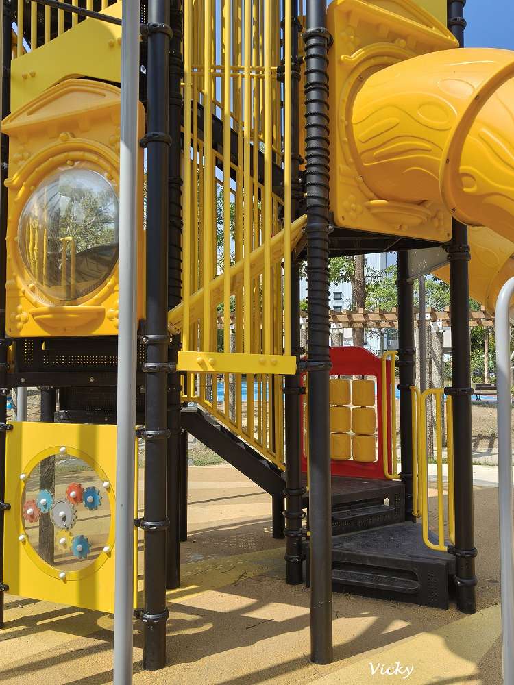 台南特色公園推薦｜仁安公園：巨型黃色高塔溜滑梯，孩子們的完美放電天堂！