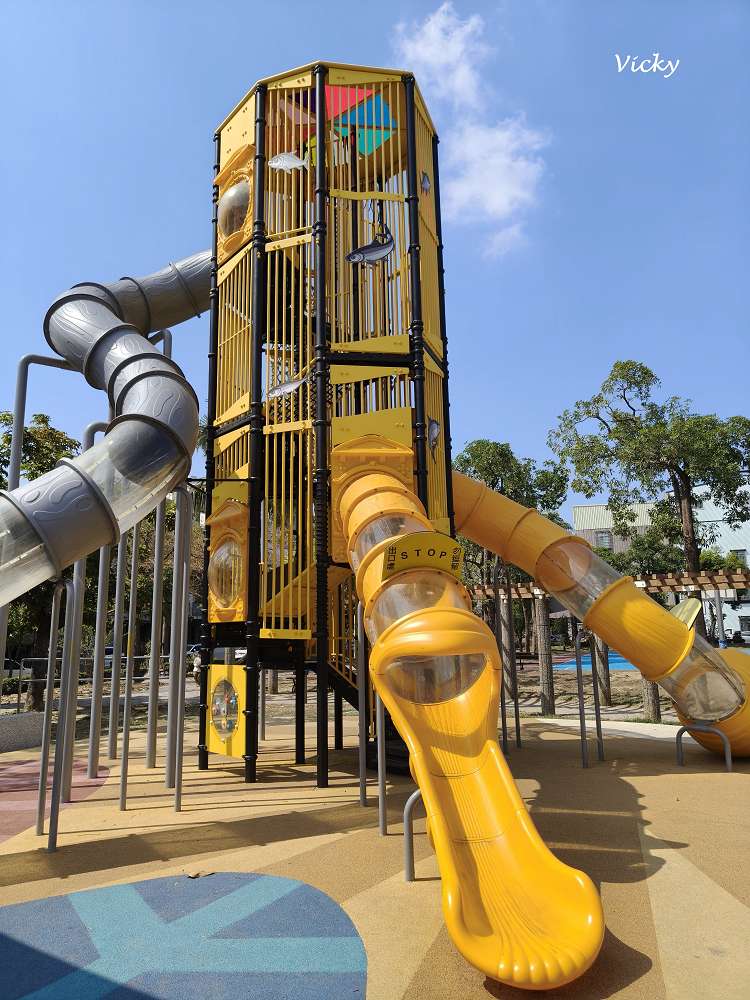 台南特色公園推薦｜仁安公園：巨型黃色高塔溜滑梯，孩子們的完美放電天堂！