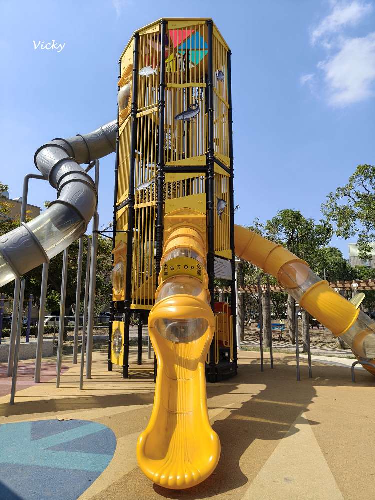 台南特色公園推薦｜仁安公園：巨型黃色高塔溜滑梯，孩子們的完美放電天堂！
