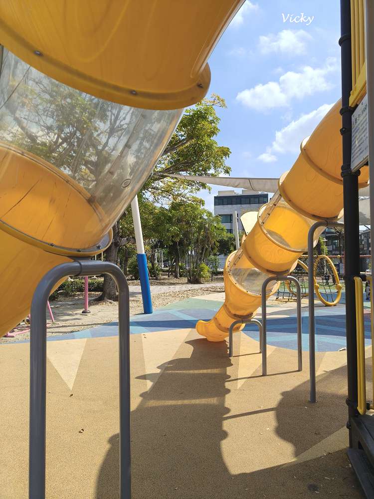 台南特色公園推薦｜仁安公園：巨型黃色高塔溜滑梯，孩子們的完美放電天堂！