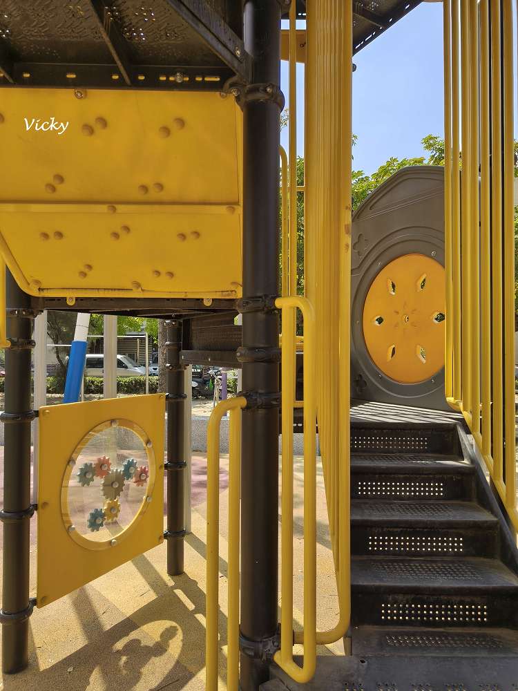 台南特色公園推薦｜仁安公園：巨型黃色高塔溜滑梯，孩子們的完美放電天堂！