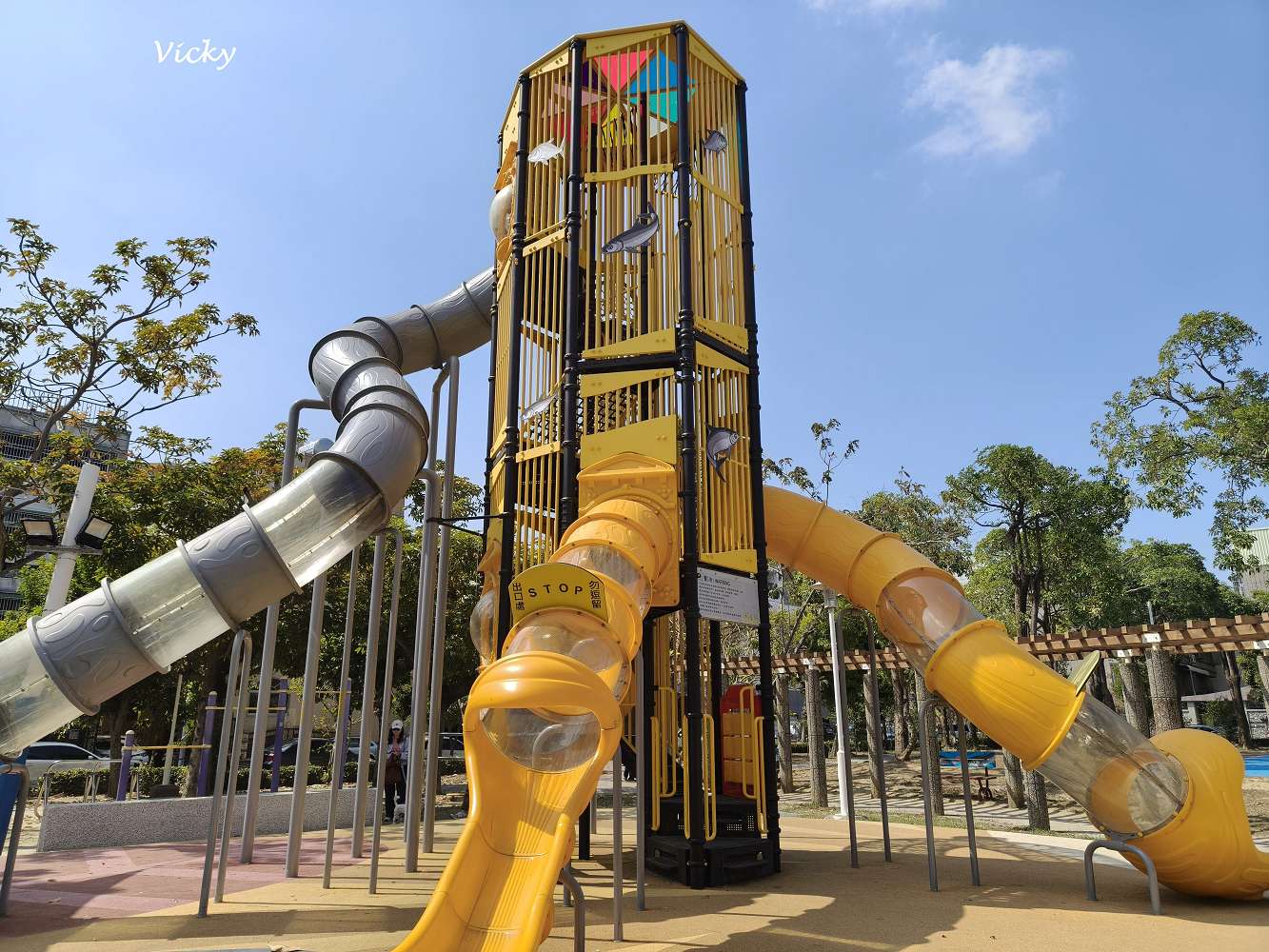 台南特色公園推薦｜仁安公園：巨型黃色高塔溜滑梯，孩子們的完美放電天堂！