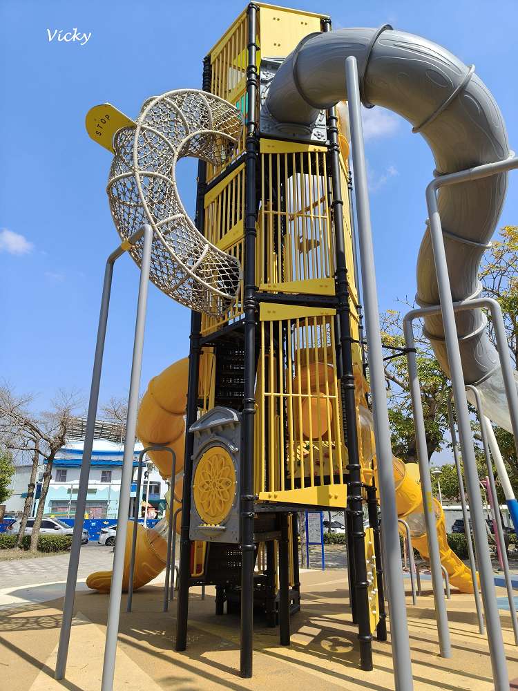 台南特色公園推薦｜仁安公園：巨型黃色高塔溜滑梯，孩子們的完美放電天堂！