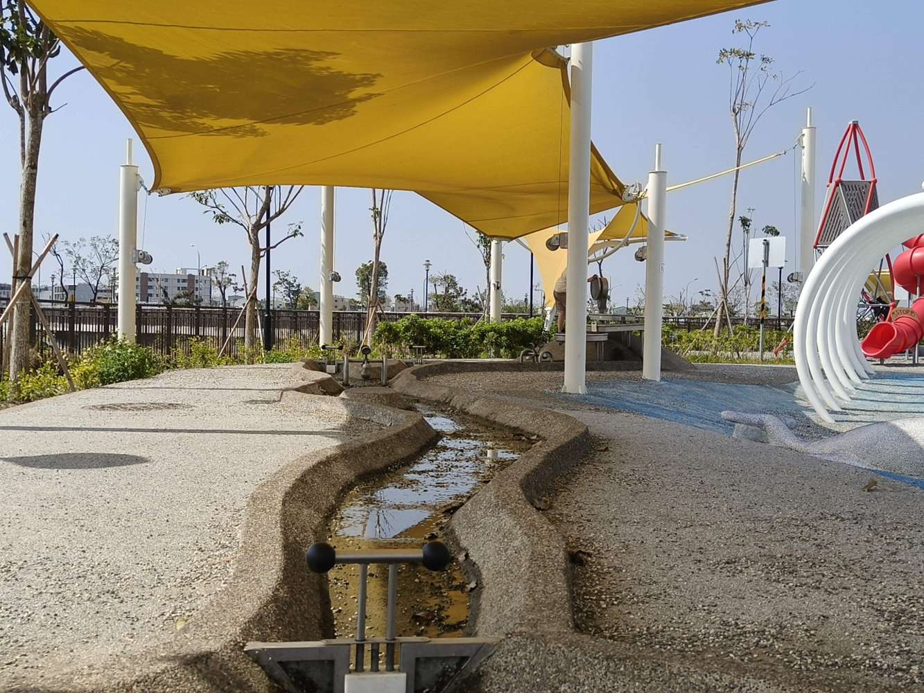 台南安南區親子景點︱台江地景公園：火箭神龍塔與水車共舞的冒險樂園，設洗手間