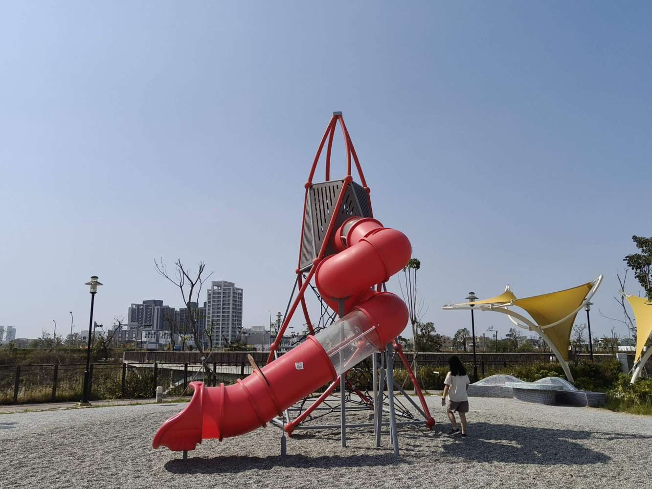 台南安南區親子景點︱台江地景公園：火箭神龍塔與水車共舞的冒險樂園，設洗手間