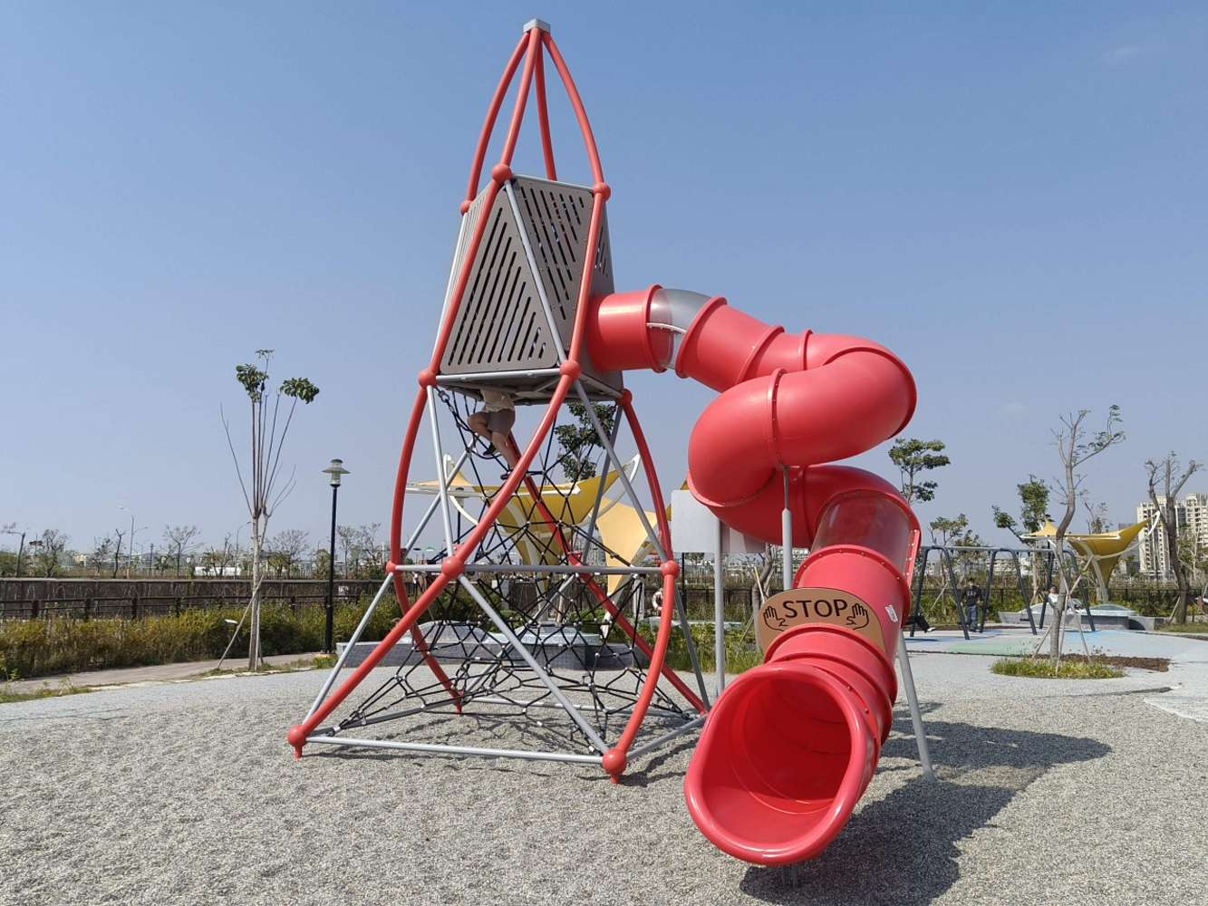 台南安南區親子景點︱台江地景公園：火箭神龍塔與水車共舞的冒險樂園，設洗手間