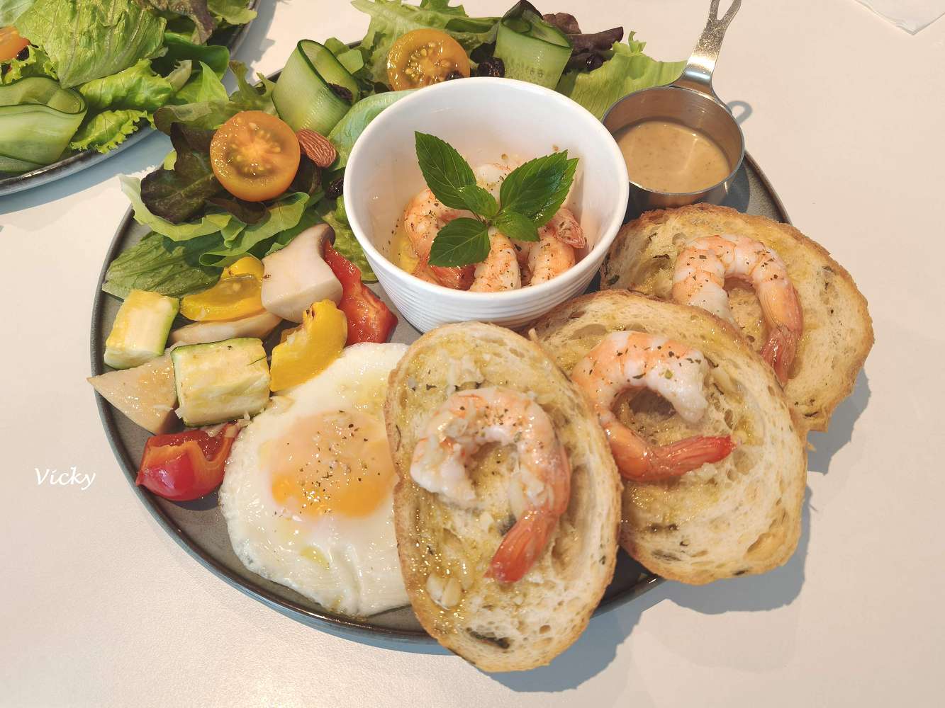 網站近期文章：台南東區早午餐︱巷弄走走Cafe：隱身巷弄的純白美學，在極簡自家宅感受講究食材的溫度，附菜單