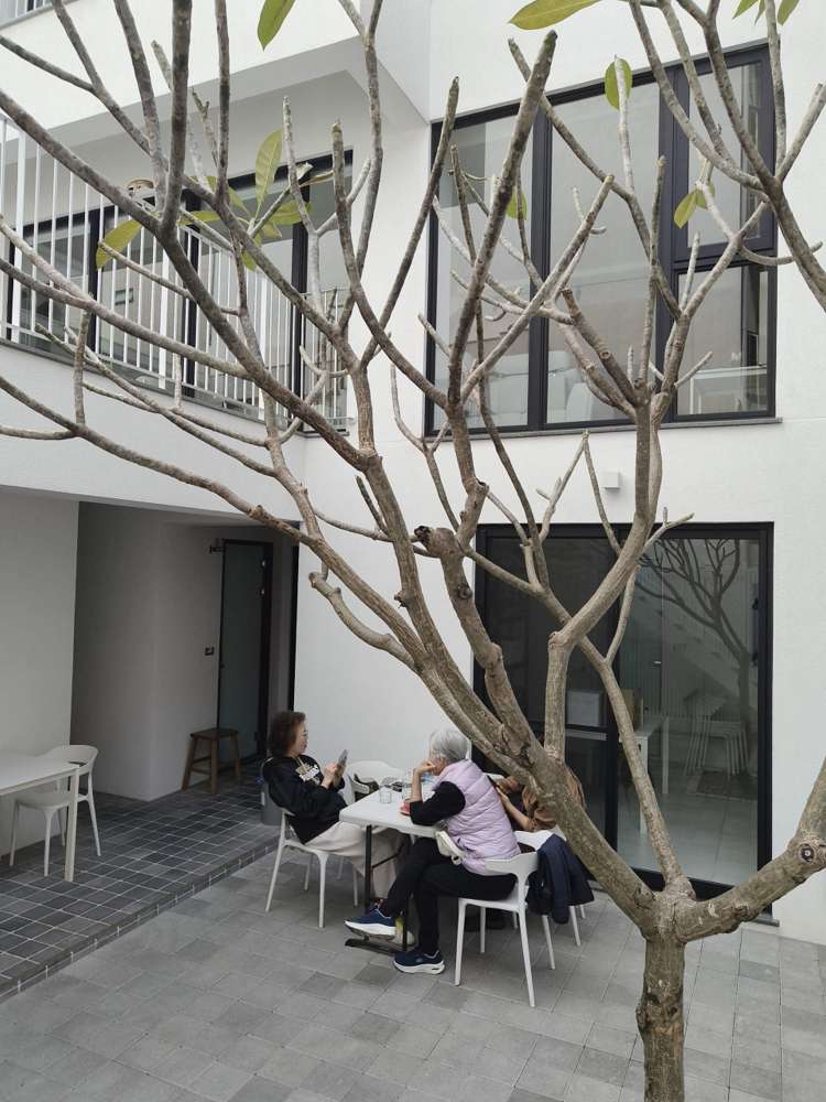 台南東區早午餐︱巷弄走走Cafe：隱身巷弄的純白美學，在極簡自家宅感受講究食材的溫度，附菜單