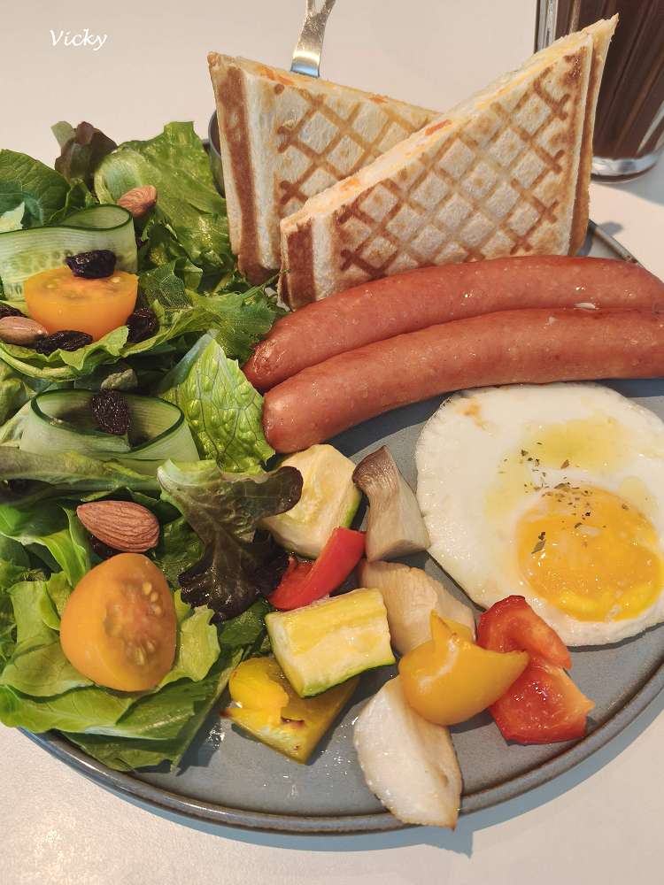 台南東區早午餐︱巷弄走走Cafe：隱身巷弄的純白美學，在極簡自家宅感受講究食材的溫度，附菜單