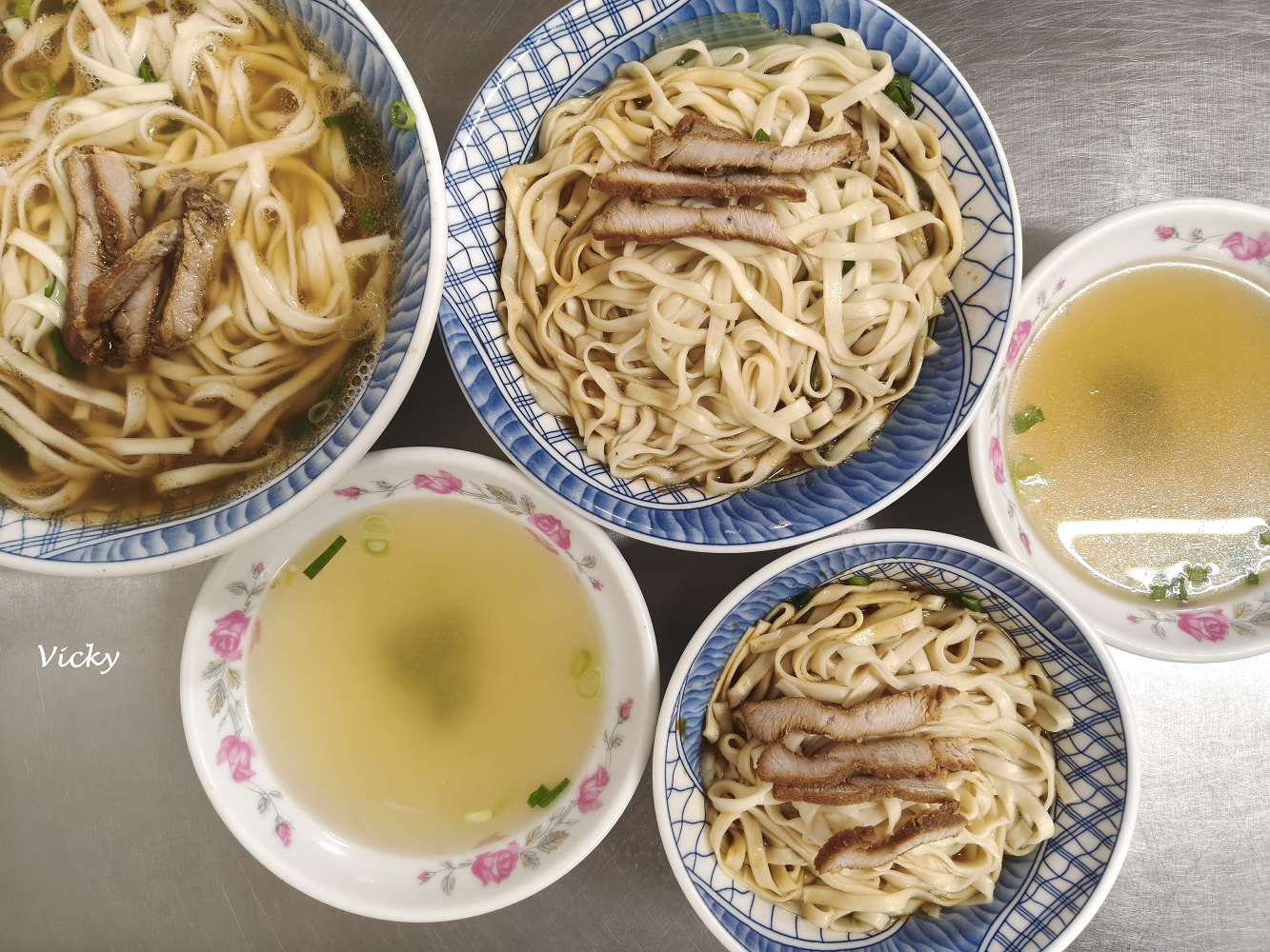 台南歸仁美食︱阿榮老店自製外省麵：在地人帶路！乾淨有冷氣的質感麵食館，附菜單