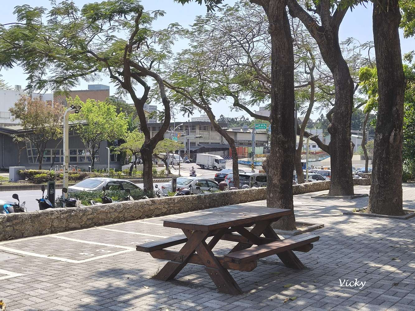 台南成大咖啡推薦︱荷咖啡：隱身力行校區小白屋的午茶時光，感受春夏微風的愜意幸福，附菜單