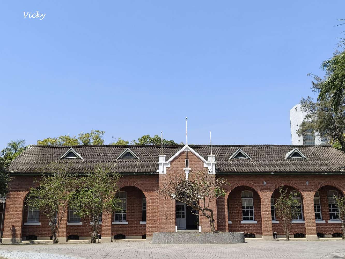 台南成大咖啡推薦︱荷咖啡：隱身力行校區小白屋的午茶時光，感受春夏微風的愜意幸福，附菜單