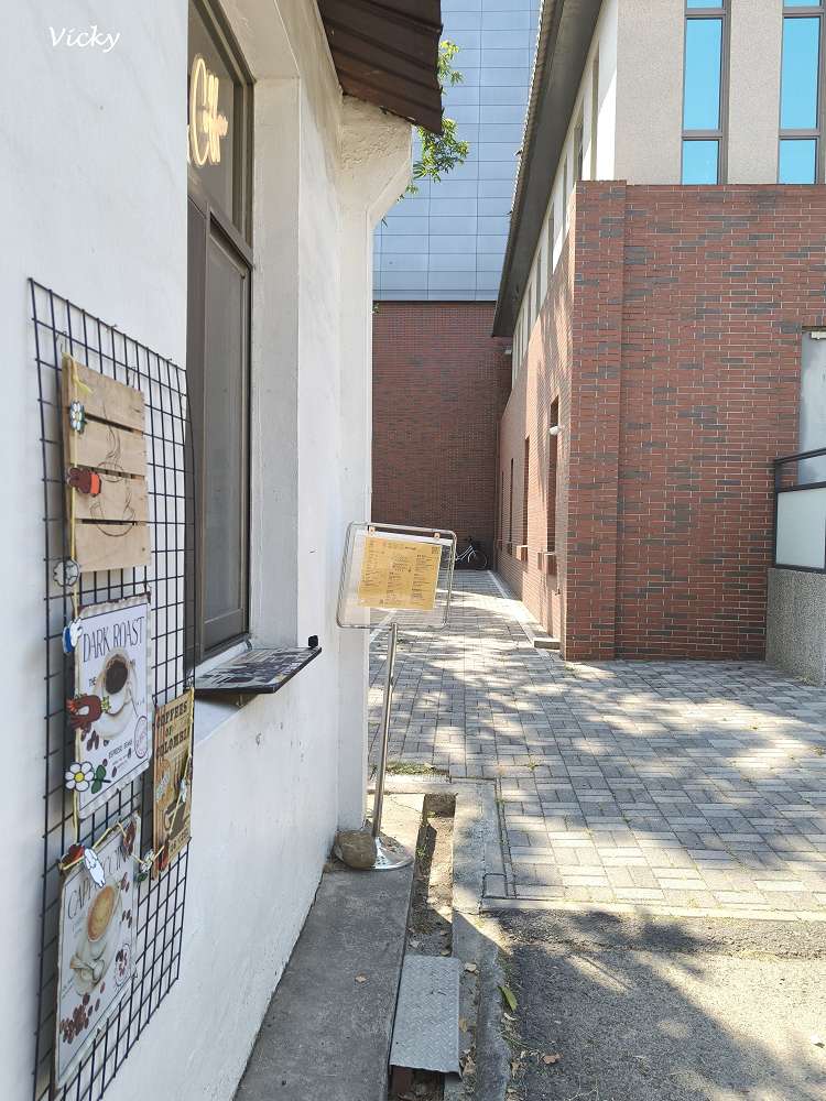 台南成大咖啡推薦︱荷咖啡：隱身力行校區小白屋的午茶時光，感受春夏微風的愜意幸福，附菜單