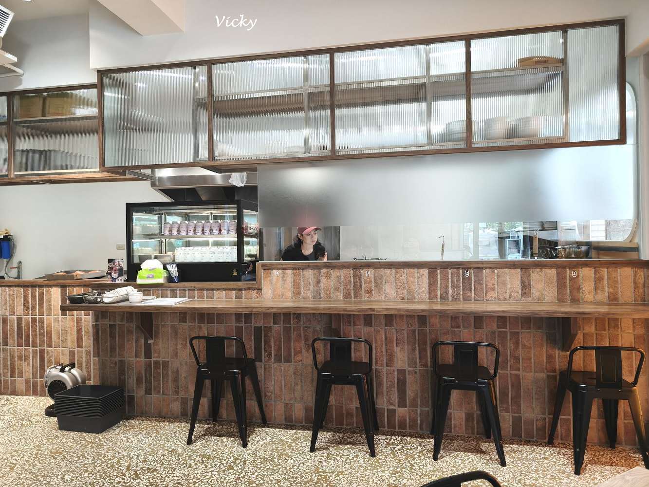 台南中西區美食︱新刀牛肉麵：濃郁番茄湯頭鎖住妳的心！文青風裝潢與必吃港式蔥油雞，附上附近逛街地圖