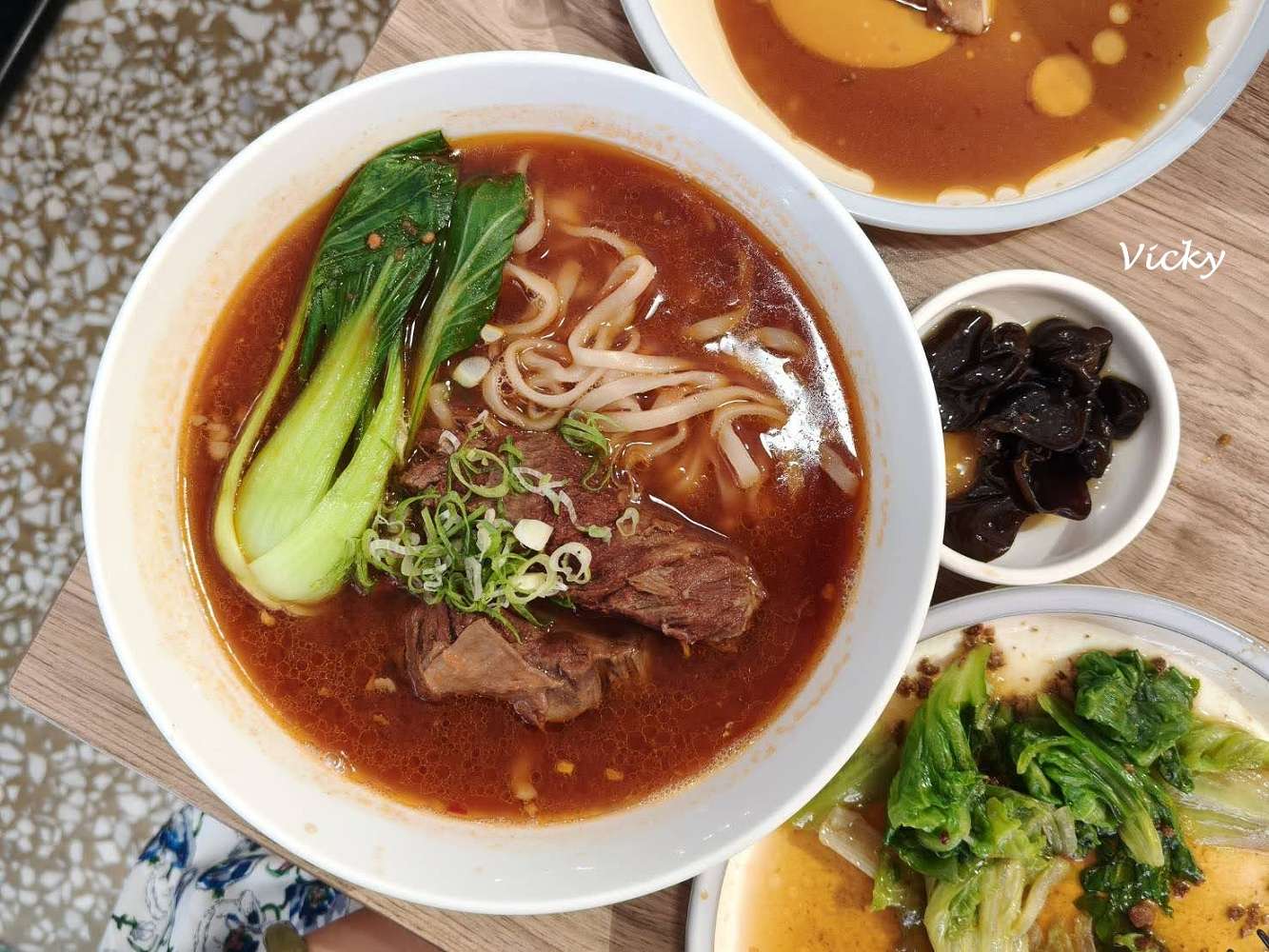 網站近期文章：台南中西區美食︱新刀牛肉麵：濃郁番茄湯頭鎖住妳的心！文青風裝潢與必吃港式蔥油雞，附上附近逛街地圖