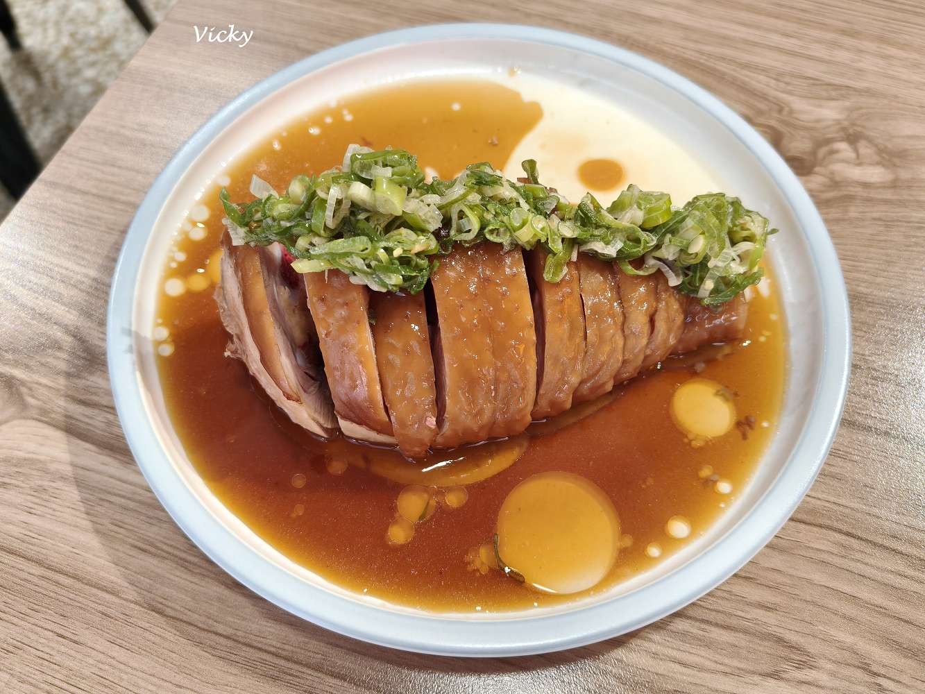 台南中西區美食︱新刀牛肉麵：濃郁番茄湯頭鎖住妳的心！文青風裝潢與必吃港式蔥油雞，附上附近逛街地圖